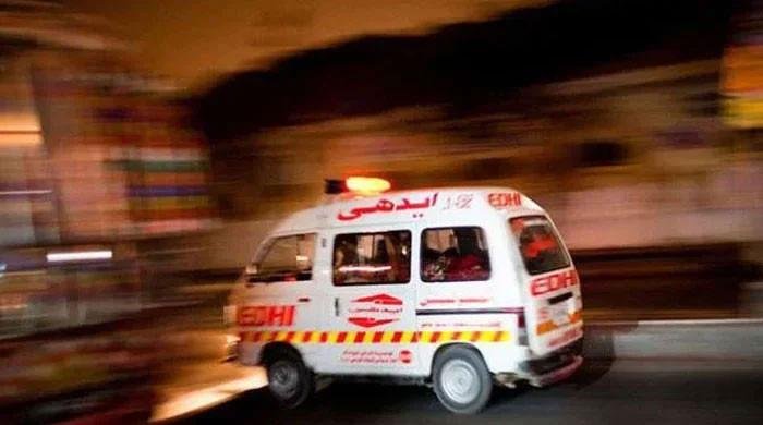 Bus-car collision claims lives of five family members in Bahawalpur